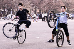 [포토뉴스] 반소매 차림으로 대구 두류공원에서 자전거 타는 학생들