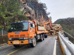 울진 '국도36번 도로' 150㎜ 폭우…낙석·정전 등 도로 통제