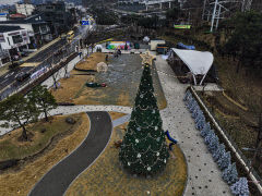 [포토뉴스] 모습 드러낸 대구 앞산 산타 마을
