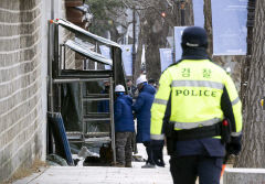 경복궁 담벼락 스프레이 낙서한 모방범행 용의자 '자진 출석'