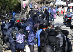 [포토뉴스] 한파 속 대구 사랑해 밥차 무료급식 기다리는 시민들