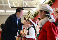 尹대통령 '제복 영웅' 자녀들과 크리스마스 행사…