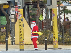 이동화 예천군의원, 산타크로스 복장으로 호명초 앞에서 봉사 활동 '눈길'