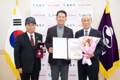 69년만에 주인 찾은 화랑무공훈장.구미시 6.25전쟁에서 큰 공 세우고 사망한 고 이계백 중사에게 훈장 전수