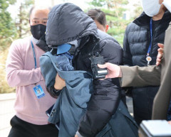 '이선균 협박' 20대 여성, 아이 안고 구속심사 출석