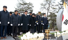 이철우 경북도지사, 순직공무원 추모비 참배 시작으로 새해 업무 시작