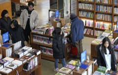 [줌마경제] '중고서점 북적'…저렴하게 책도 사고, 인증샷도 찍고