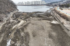 [포토뉴스] 보수공사로 바닥 드러낸 대구 월광수변공원 도원저수지