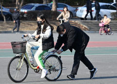 [포토뉴스] 포근했던 주말…오늘 출근길 '반짝 추위'