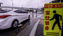 [포토뉴스] 우회전 일시 정지 1년, 여전히 휙휙 지나가는 일부 운전자들