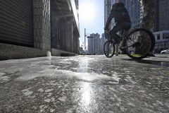 [포토뉴스] 빙판길 조심조심 지나가는 자전거 탄 대구시민