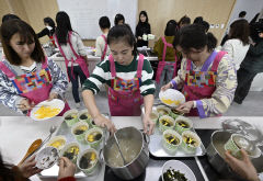 [포토뉴스] 대구 달성 가족센터에서 떡국 만들기 체험하는 이주여성