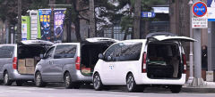 [포토뉴스] 주정차 단속 피하려 트렁크 열고 주차하는 운전자들