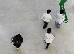 [포토뉴스] 대구 한 대학병원에서 이동하는 의료진