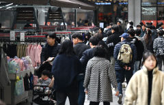 [포토뉴스] 대구 롯데아울렛에서 봄옷 둘러보는 시민들