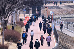 [포토뉴스] 포근한 날씨에 신천 산책 즐기는 대구시민들