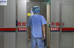[포토뉴스] 수술실로 복귀하는 대구 2차병원 의료진