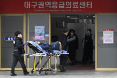 [포토뉴스] 응급의료센터에 이송 중인 환자