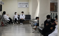 [포토뉴스] 전공의 사직 9일째, 대구 대학병원 의료진 점심시간에 잠시 휴식