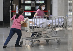 [포토뉴스] 환자 이송하는 의료진