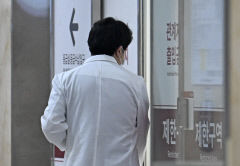 [포토뉴스] 응급실 들어가는 의료진