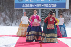 [동네뉴스] 설원 위에서 펼쳐지는 한복패션쇼…대구공업대 평생교육원 시니어모델 과정 수강생 참여