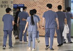 [포토뉴스]대구 대학병원에서 이동하는 의료진