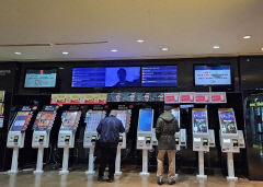 영화 '파묘' 올해 첫 천만 영화 되나?…'N차 관람객' 사로잡아