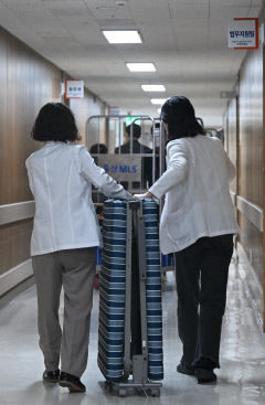 [포토뉴스] 휴대용 간이침대 옮기는 대학병원 의료진