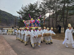 퇴계 이황의 16대 종손인 이근필옹 발인