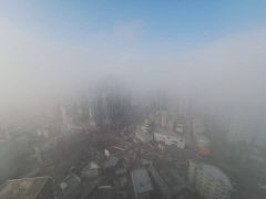 [포토뉴스] 짙은 안개로 뒤덮인 대구 달서구 진천남네거리…출근길 교통 사고 주의