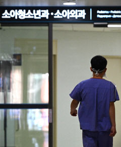 [포토뉴스] 소아외과 병동으로 이동하는 대구 대학병원 의료진