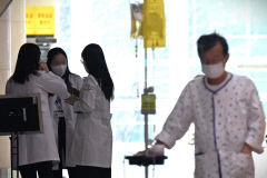 [포토뉴스] 대구 한 대학병원 의료진 옆으로 이동하는 환자