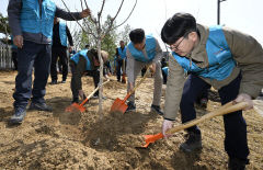 [포토뉴스] 제79회 식목일 기념 나무심기 행사 열린 경북 김천 율곡동