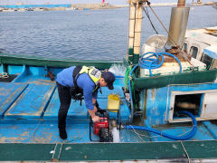 포항해경, 호미곶 인근 침수 선박 구조