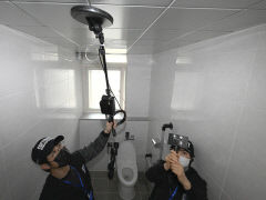 [포토뉴스] 대구지역 학교 화장실 몰카 탐지하는 몰카 탐지 전문가들