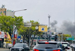 [포토뉴스] 대구국제공항 인근 화재로 검은 연기