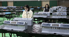 [포토뉴스] 총선 개표소 막바지 점검