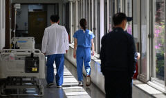 [포토뉴스] 병동으로 이동하는 대구 한 대학병원 의료진