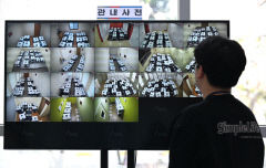 [포토뉴스] 사전투표보관소 CCTV 감시하는 대구 선관위 직원