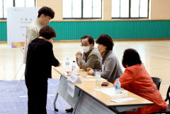 [4·10 총선 개표소] 안동 노모 투표용지 대신 기표한 50대 남성 적발