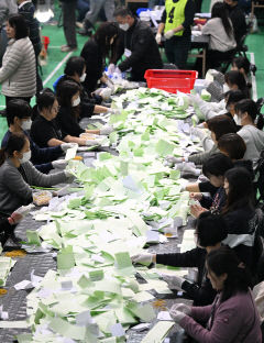 10대부터 105세까지 소중한 한 표…나이 불문 민주주의 축제