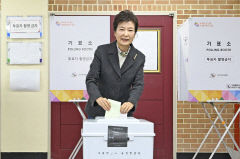 [포토뉴스] 총선 소중한 한 표 행사하는 박근혜 전 대통령