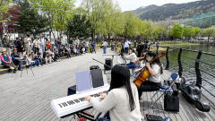 [포토뉴스] 대구 수성못에서 거리공연 보며 봄날씨 만끽하는 시민들