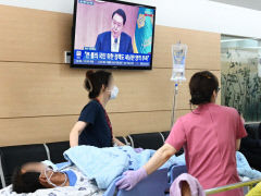 [포토뉴스] 尹대통령 국무회의 TV방송 앞 이동하는 대구 한 대학병원 의료진