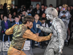 [포토뉴스] 흥겨운 버스킹 공연에 환호하는 대구시민들