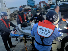 포항해경, 선체와 부딪혀 다친 선원 긴급 이송