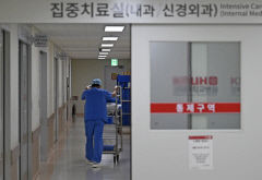 [포토뉴스] 집중치료실로 향하는 대구 한 대학병원 의료진