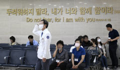[포토뉴스] 환자들 앞으로 지나치는 계명대학교 동산병원 의료진