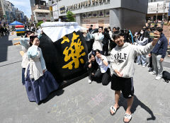 [포토뉴스] 대구 약령시 한방문화축제 대형 약탕기 앞에서 기념촬영하는 시민